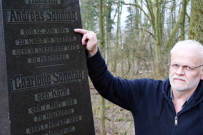 Horst Gnade mit dem alten Grabstein von Andreas und Charlotte Sonntag