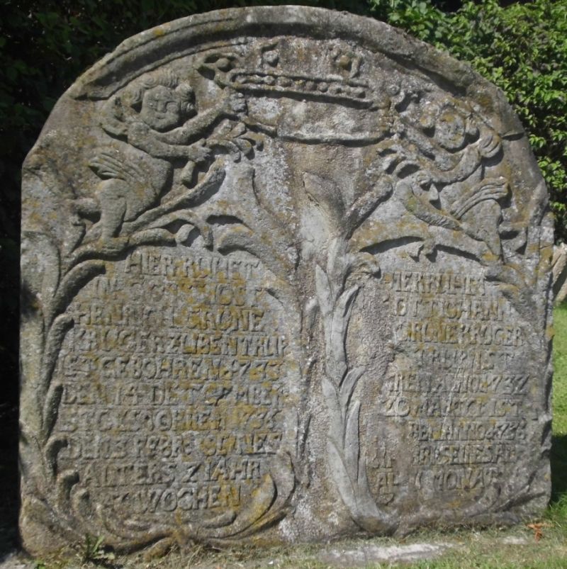 Grabstein vor der Friedhofskapelle in Bentrup